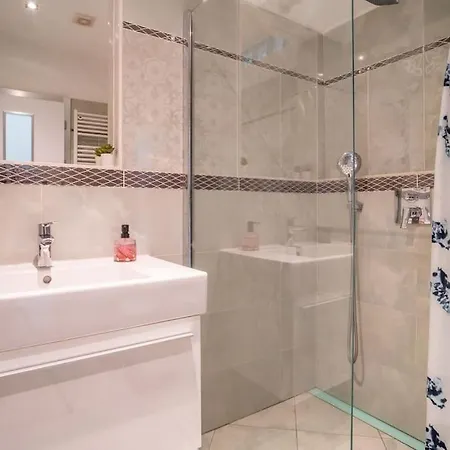 Cozy 2-bedroom 公寓 *